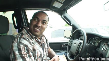 18-летнюю азиатку отодрал большой толстый черный член