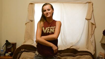 Сольный стриптиз молоденькой девушки перед камерой