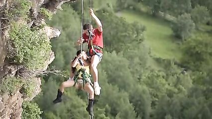 Экстремальный секс альпинистов в воздухе над пропастью