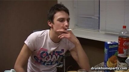 Русское порно: совместная пьянка дома заканчивается сексом