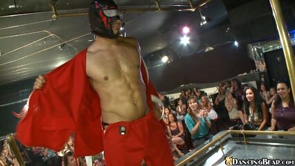 Девичник в разгаре: соски по очереди сосут член танцующего Мишки