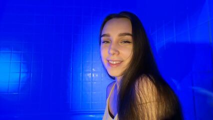 Снимаем сами: красивая девчонка делает сочный минет