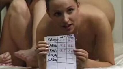 Русские девушки измеряют у кого глубже влагалище