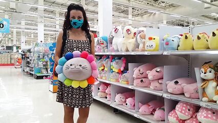 С анальной пробкой в заднице без трусиков на публике