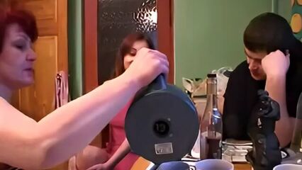 Порно свингеры — пьяная веселая русская семейка