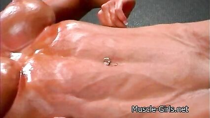 Перекаченная бодибилдерша мастурбирует