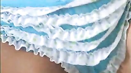 Ashlynn Brooke исполняет стриптиз для тебя