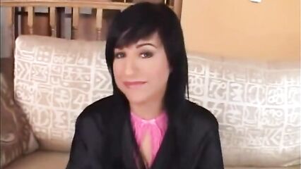 Красивой брюнетке засунули два члена в письку одновременно.