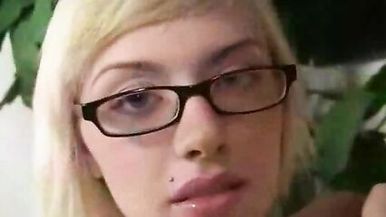 Студентка блондинка сдрочила мужику себе на лицо.