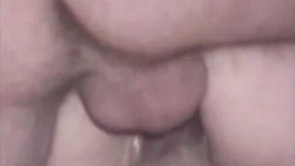 Молодой брюнетке засунули два члена в письку одновременно