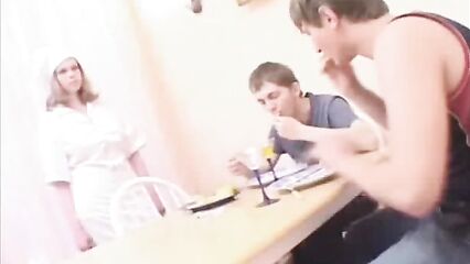 Молодую блондинку официантку связали и отодрали русские