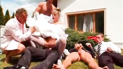 Молодую невесту отодрали жених и четверо гостей