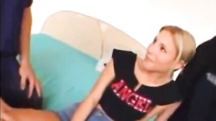 Русской молодой блонди всунули два члена в письку