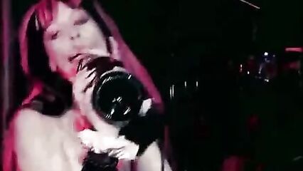 Молодая русская девка трахает себя бутылкой шампанского