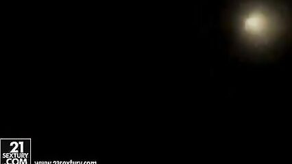 Русская 18-летняя залезла на дерево и поссала