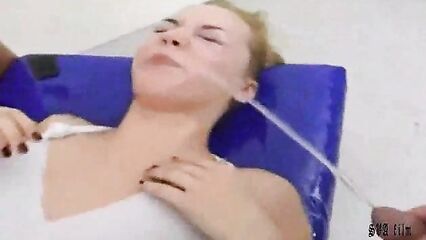 Молодую блонду обоссали, отжарили и обкончали несколько мужиков