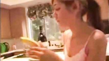 Русская 18-летняя трахает себя бутылкой и бананом