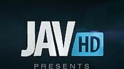 Горячая японка пытается отсосать парню