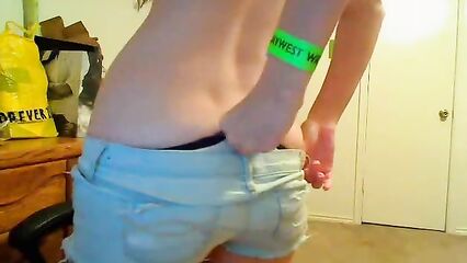 Молоденькая шлюшка показала все свои прелести на камеру