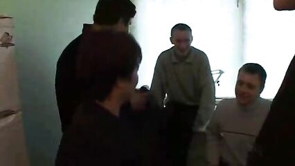 Четверо молодых парней сняли зрелую потаскушку Анну