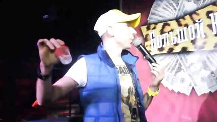 В ночном клубе Воронежа студентка за деньги выпила стакан спермы