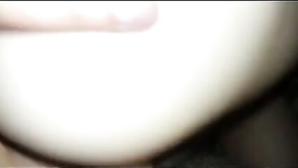 Жена красивой попкой насадилась раком на член