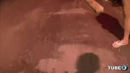 18-летняя девушка раздевается на спор