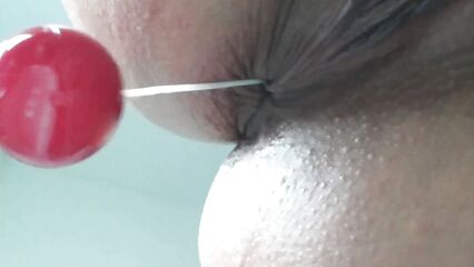 Анальные шарики в жопе у Оксанки