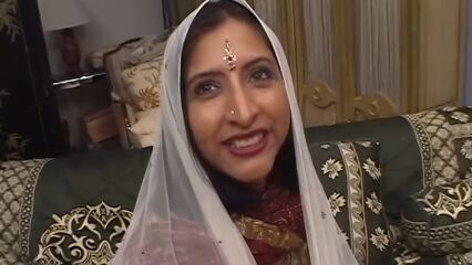 Волосатые индийские домохозяйки 3 (2014) с переводом