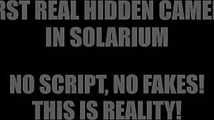Подглядывание скрытой камерой за брюнеткой в солярии