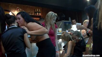 Ночной порно клуб: Закрытая пьяная секс вечеринка свингеров 2