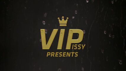 Худую брюнетку поливают везде и полностью