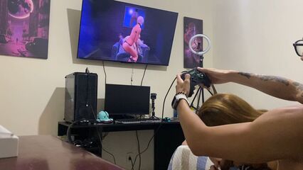 Подруга сосет член, пока я снимаю в GTA проститутку