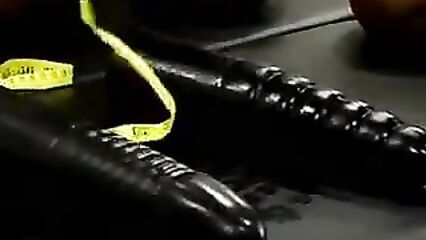 Анальная мастурбация толстыми членами секс машин