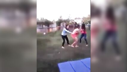 Секс приколы: С девушки снимают полотенце после душа