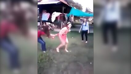 Секс приколы: С девушки снимают полотенце после душа