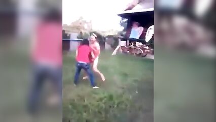 Секс приколы: С девушки снимают полотенце после душа