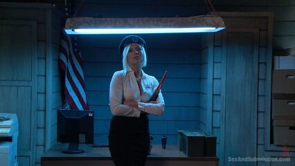 Анальное секс издевательство в тюрьме над Кейт Инглэнд