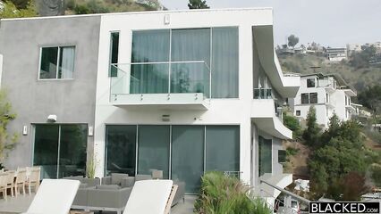 Межрасовое порно: Слишком большой член для нежнй киски азиатки