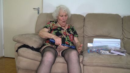 Молодой парень трахает зрелую седую 70-летнюю старуху