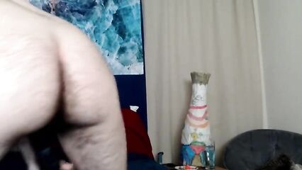 Реальный гермафродит мастурбирует перед камерой