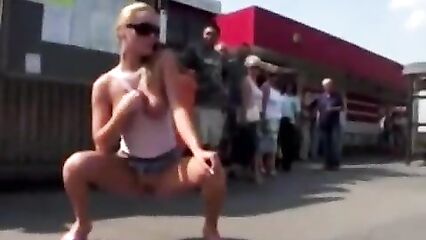 Смешной случай на остановке общественного транспорта