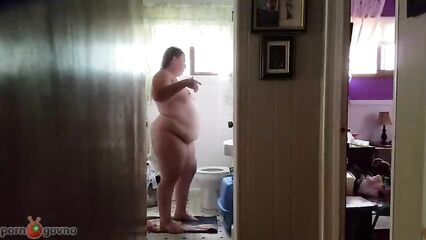 Скрытая камера зафиксировала толстушку на параше