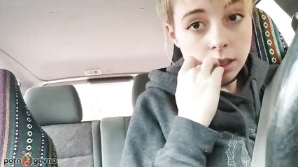 Вибрация внутри вагины в магазине и во время езды