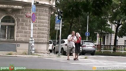 Дед с бабкой соблазнили на секс случайную прохожую девушку