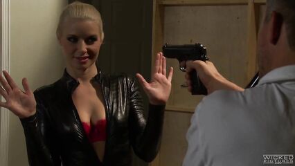 Опасно красивые — порнофильм со смыслом и русским переводом