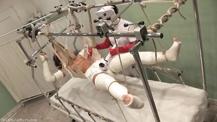 Мастурбация в больнице до оргазма для подвешенной азиатки