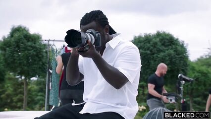 Темнокожий амбал в качестве фотографа трахнул худую клиентку