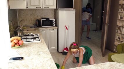 Грабитель ворвался в дом и выебал в анал домохозяйку