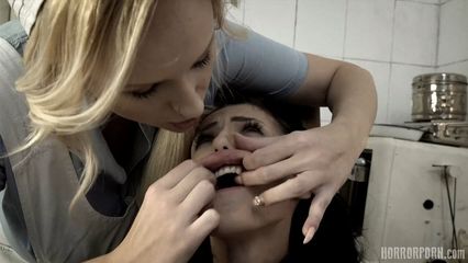 Кошмарный дантист на пару с медсестрой доминируют над пациентом